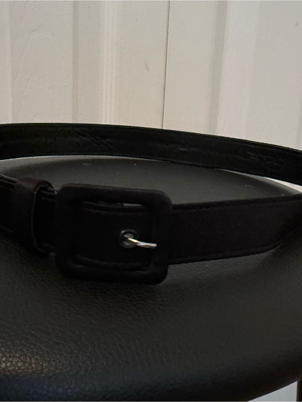 Classic Black womens’ Oscar De la Renta Belt with Covered Buckle